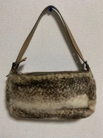 표범 무늬 퍼와 가죽 핸드백