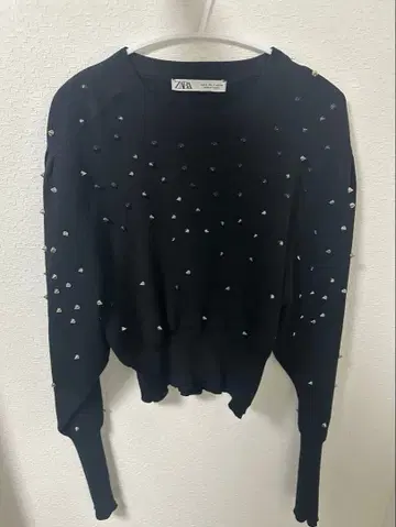 ZARA 스터드 블랙 상의