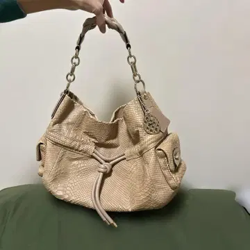 베이지 스네이크 패턴 핸드백