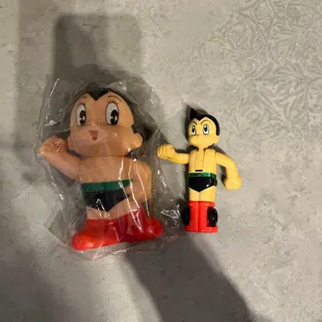 아톰 피규어와 긴키 은행 피규어