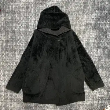 후드 부착 블랙 보아 코트