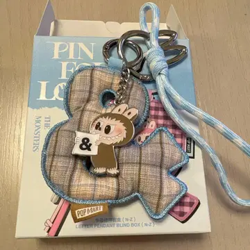 러브브 & POP MART 체크 무늬 캐릭터 키링