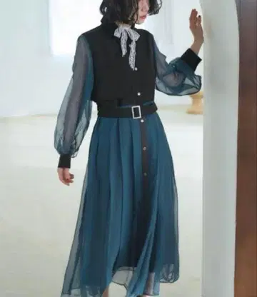 [ 새상품급 ] HARE 시어 플리츠 절개 원피스