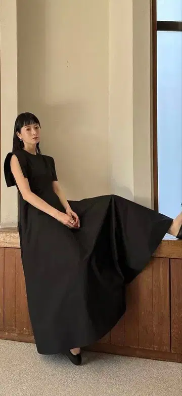 스퀘어 슬리브 블랙 롱 원피스