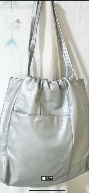 새상품급 이아파피요네 ear 토트백 천연 가죽 실버 A4