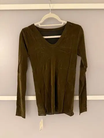 Whim Gazette 카키 V넥 긴팔 T셔츠