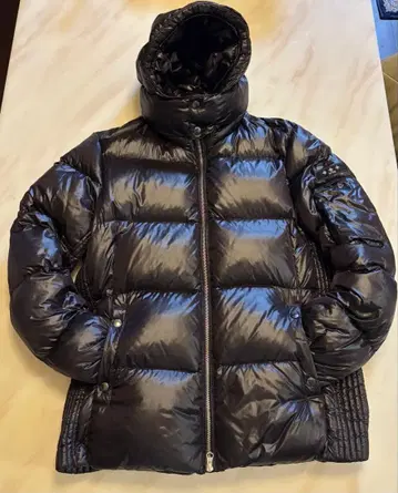 TATRAS 블랙 후드 부착 다운 자켓