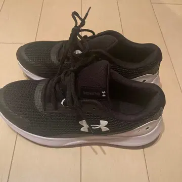 언더아머 러닝화 블랙/화이트