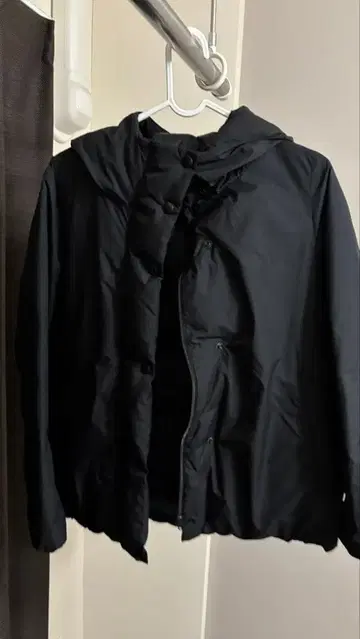 블랙 후드 부착 다운 자켓