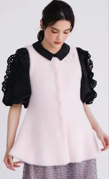 Maglie le cassetto 핑크 펄 버튼 니트 베스트