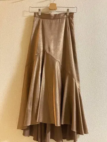 크리스마스 설날 코디 FRAY I.D 골드 비대칭 플레어 스커트