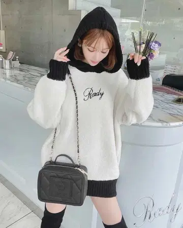 RADY 복슬복슬 소재 자수 로고 모노톤 후드티