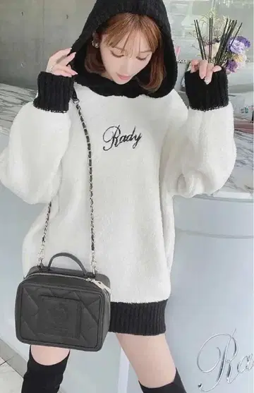 RADY 복슬복슬 소재 자수 로고 모노톤 후드티