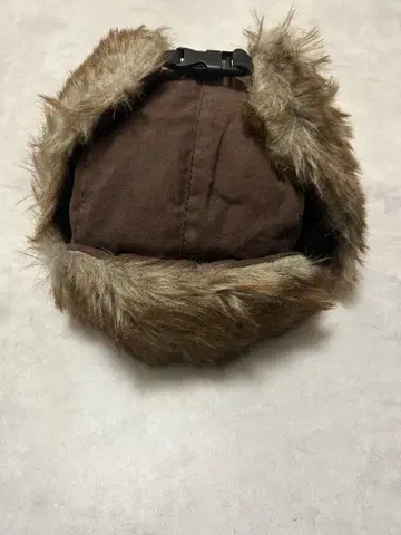 브라운 퍼 플라이트 캡