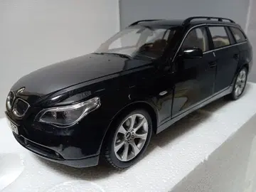 교쇼 1/18 BMW 5시리즈 투링 블랙 딜러 패키지