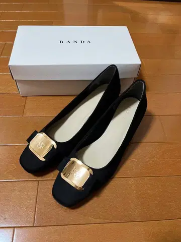 [ RANDA ] 블랙 펌프스 골드 버클 포함