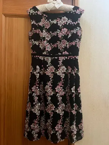 TOCCA 블랙x핑크 꽃무늬 슬리브리스 무릎 기장 원피스