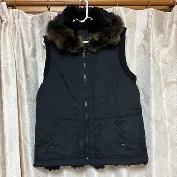 퍼 달린 블랙 다운 베스트