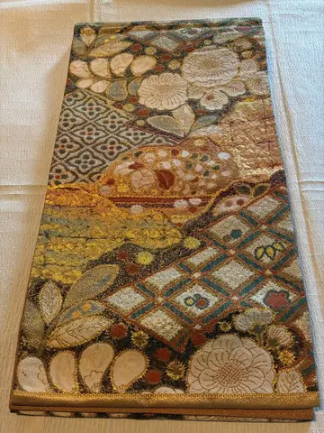 화려한 골드 컬러의 후쿠로 오비