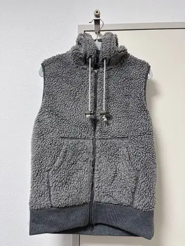 그레이 플리스 베스트 후드 부착