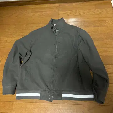 그레이 바시티 자켓 버튼식 화이트 스트라이프