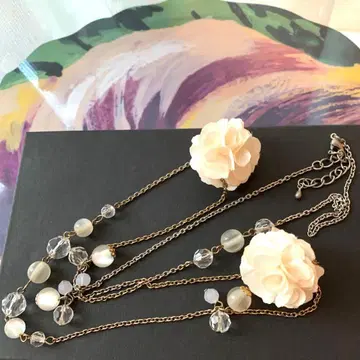 화이트 플라워 목걸이 비대칭