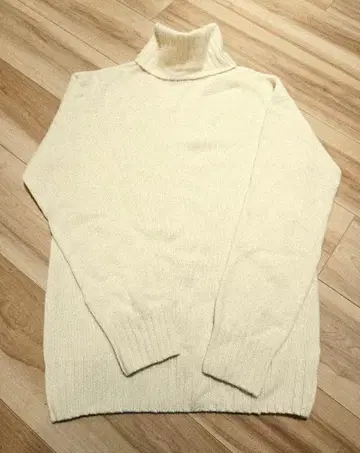 INVERALLAN 아이보리 터틀넥 스웨터 36