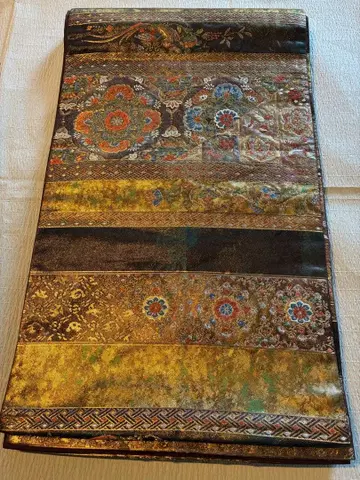 아름다운 금색 후쿠로 오비