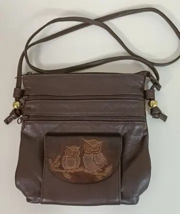 올빼미 디자인의 브라운 숄더백