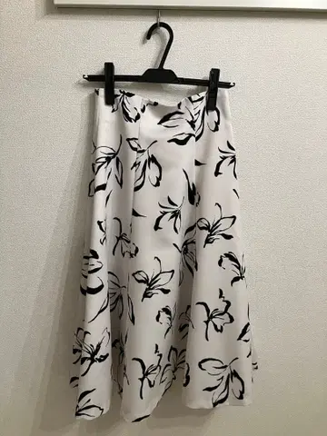 프로포션 바디 드레싱 모노톤 플라워 스커트