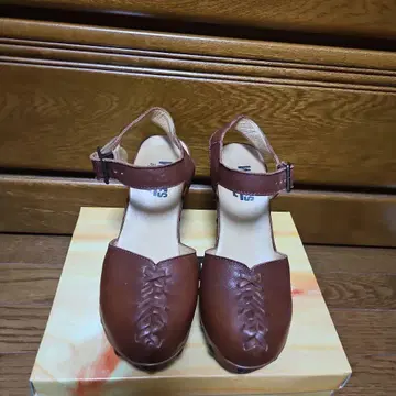 브라운 가죽 웨지힐 샌들