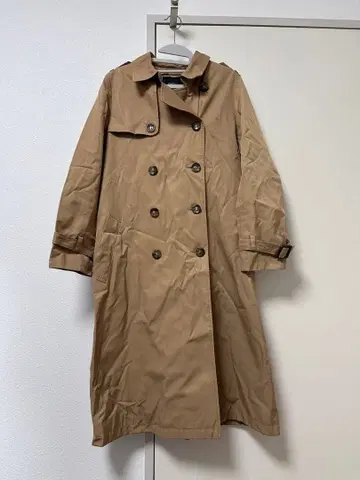 베이지 더블 브레스트 트렌치코트