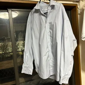 라이트 블루 긴팔 셔츠 백 플리츠