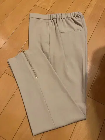 두지엠 클라세 베이지 슬랙스 지퍼 포켓 부착