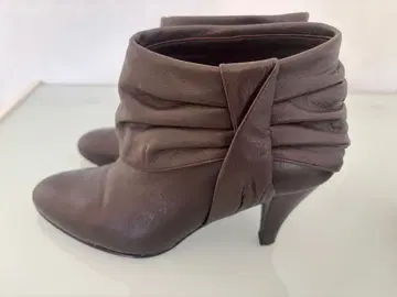 DIANA 가죽 숏부츠 브라운 6cm 힐