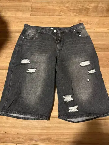 데미지 가공 다크 그레이 하프 팬츠