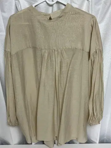 BABYLONE(바빌론) 소매 볼륨 절개 블라우스 베이지