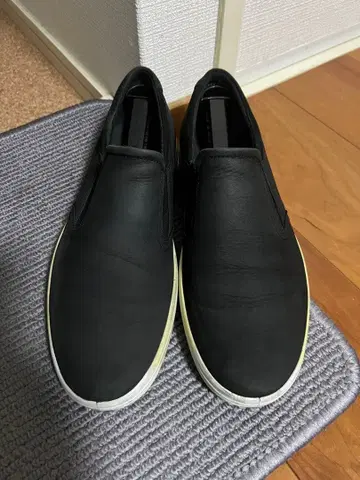 ECCO 블랙 가죽 슬립온 스니커즈