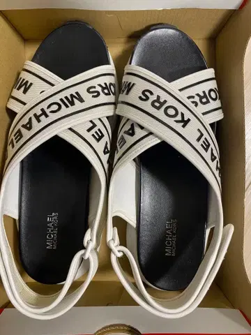 MICHAEL KORS 화이트 샌들 ( 박스 없음 )