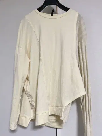 AULA AILA 비대칭 지퍼 이종 소재 절개 상의