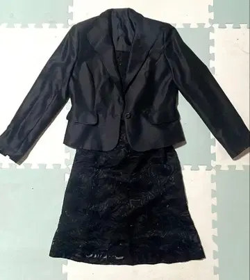 다크 네이비 포멀 슈트 자켓과 스커트 셋업 광택 있는 샨탄 소재