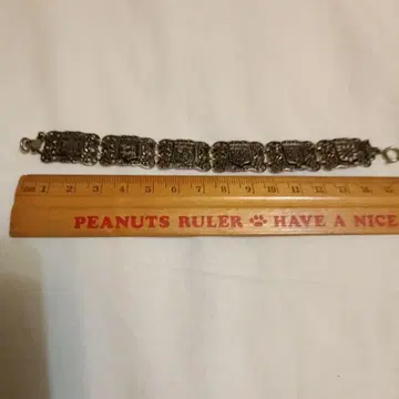 장식적인 실버풍 팔찌