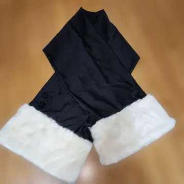 사엘라의 블랙 퍼 머플러