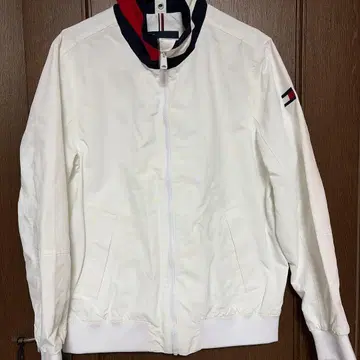 TOMMY HILFIGER 화이트 스탠드 카라