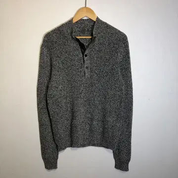 그레이 계열 하프 버튼 니트 스웨터