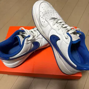 화이트/블루 로우컷 스니커즈