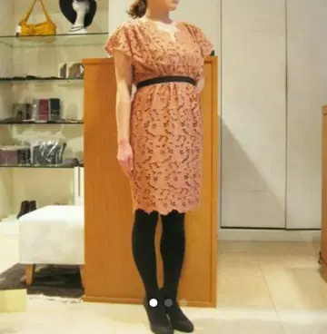 브라운 계열 레이스 반팔 무릎 기장 원피스