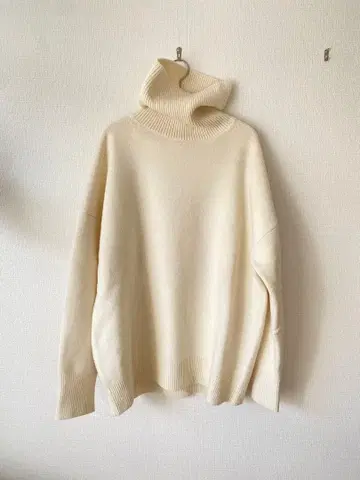 두지엠 클라세 미들 게이지 터틀넥 니트