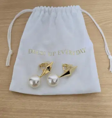 [ 새상품급 ] DRESS UP EVERYDAY 펄 귀찌 e.m.