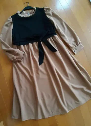 긴팔 플레어 원피스 레이어드 리본 브라운